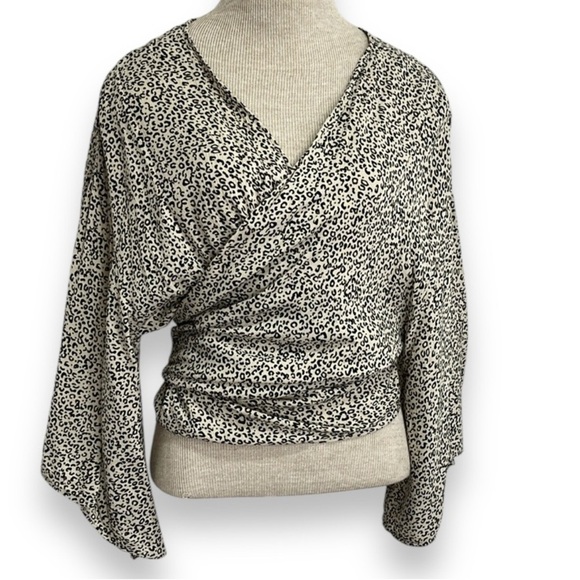 Japna Kimono Style Wrap Top Leopard Cheetah Print Tie Front or Back Size Medium - Picture 1 of 11